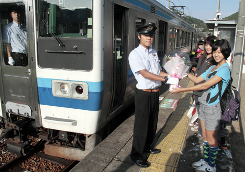 JR乗務員に感謝の花束を贈る福浦地区の児童