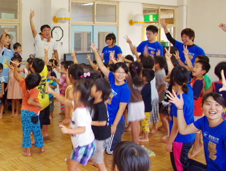 保育所でボランティア活動を行う関西福祉大生=同大提供