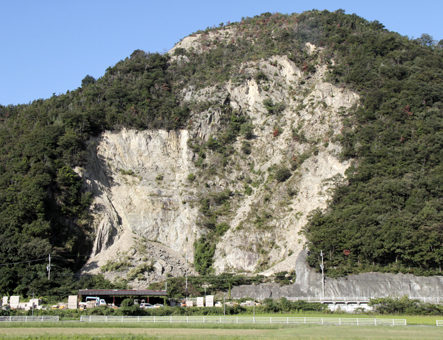 約1億4600万円の損害賠償などを求めて赤穂市が地権者を訴えることになった目坂の崩落斜面