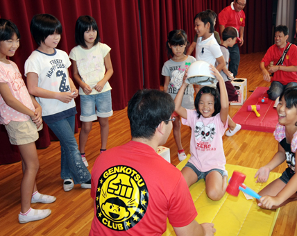 父親たちが企画したイベントで楽しませた「げんこつチャレンジ」