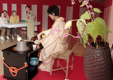 雅の風情を味わった観月会。茶席ではお点前も披露された