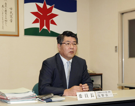 会議後、第1次提言の大枠について説明する浅野良一委員長