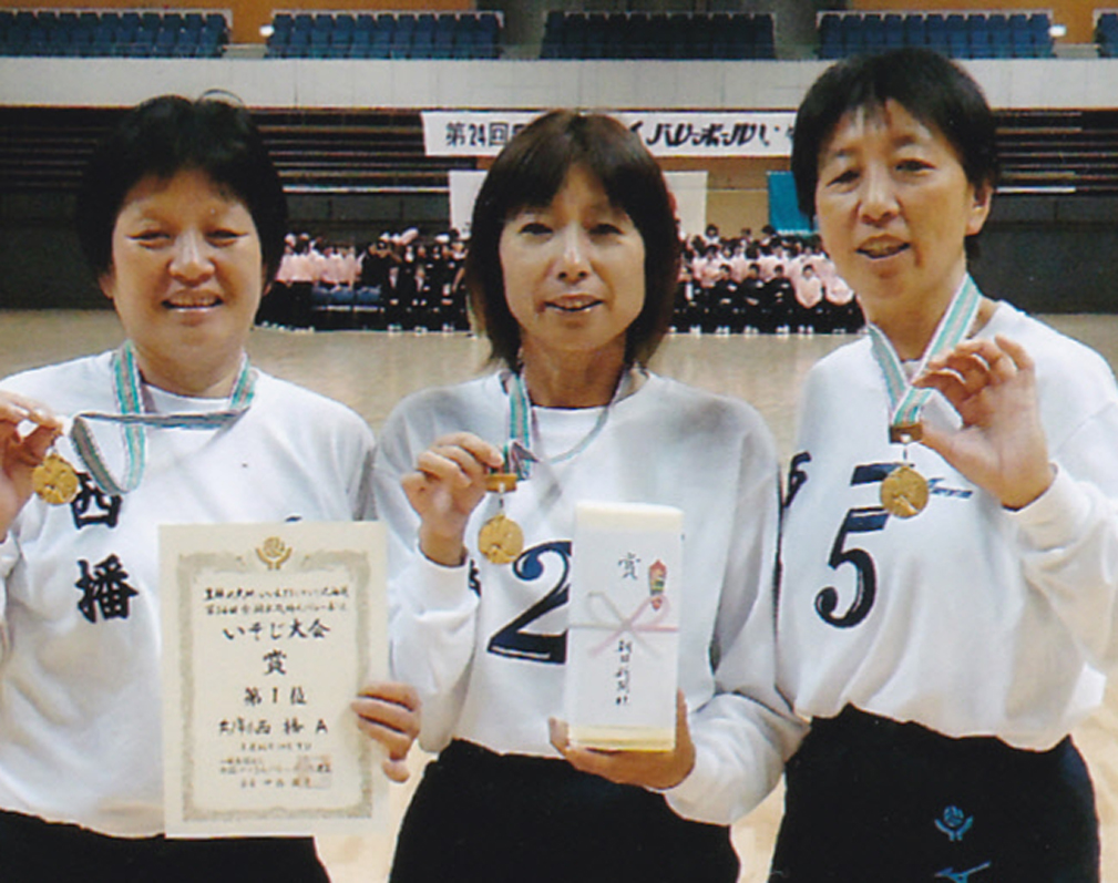 金メダルを手に優勝を喜ぶ=左から=深澤さん、田川さん、田村さん