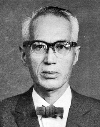 生誕110年の佐方渚果。“蝶タイ”がトレードマークだったという