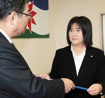 第一次提言書を受け取る山本千代教育委員長