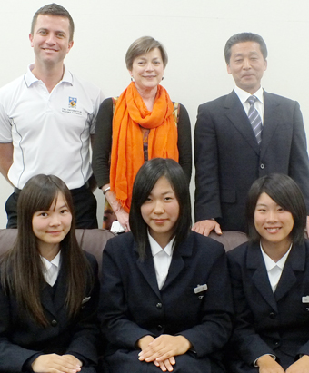 海外語学研修の成果を報告した3人とパニッツァ理事長=後列中央