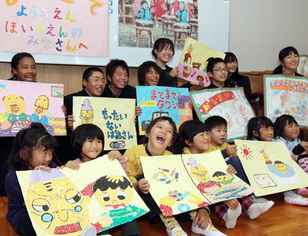 手作りの紙芝居とモザイク画を子どもたちにプレゼントしたお披露目会
