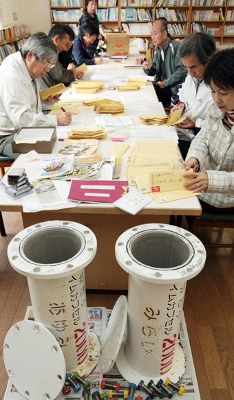 12年ぶりに掘り出したタイムカプセルの中身を点検整理する城西小の元PTA役員