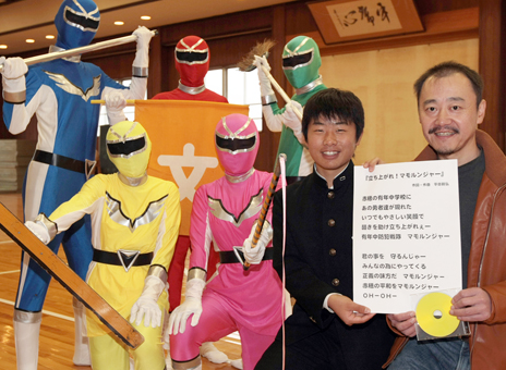 平田親弘さんからテーマ曲をプレゼントされた有年中の防犯対策委員会