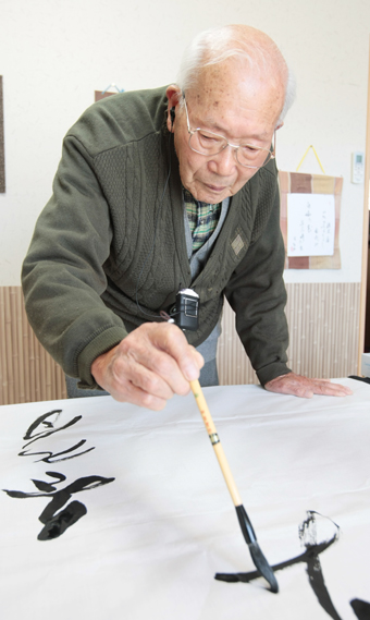 94歳の現役書家、吉田百穂さん。流麗な運筆は年齢を感じさせない