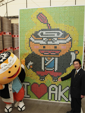 約4700個のエコキャップで描かれた「陣たくん」の巨大アート