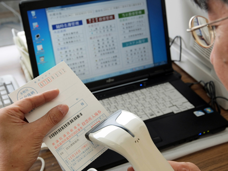 期日前投票の管理システムをチェックする選管スタッフ