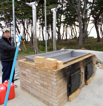 気仙沼市波路上に再建された塩釜。観光協会の職員とボランティアがレンガを積んで完成させた