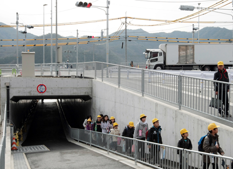 国道2号「有年小学校南」交差点に新設された地下道