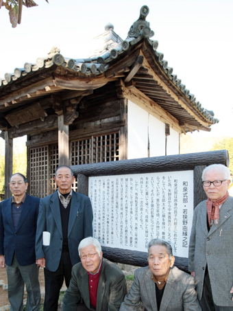 ゆかりの薬師堂前に建てられた和泉式部伝説の案内板