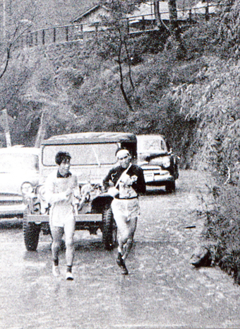 第34回大会で5区の山上りを走る田中豊さん(右)。左側を走っているのは当時は認められていた伴走者=田中さん提供