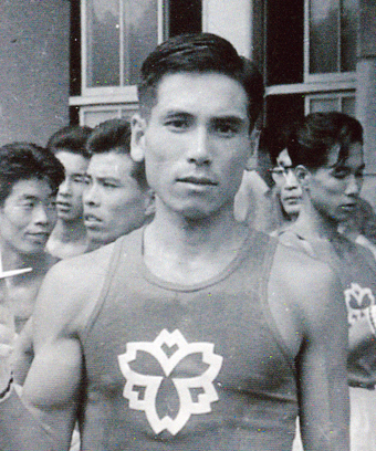 日体大時代の田中豊さん。長距離選手にしてはがっしりした上半身は機械体操で鍛えたという=本人提供