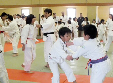 世代を超えて稽古に汗を流した「演武始め」
