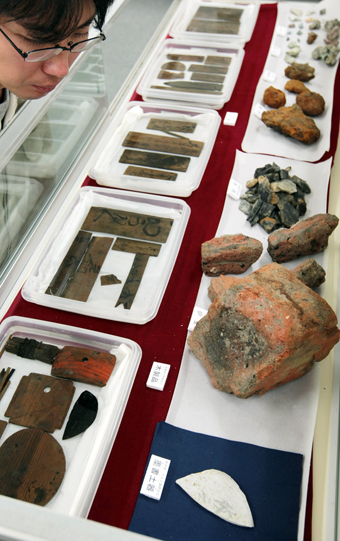 赤穂城下町跡で出土した木簡、有年原・クルミ遺跡で発掘された墨書土器などを展示する速報展