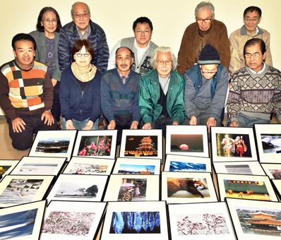 「写壇・あすなろ」のみなさんと出品作=同会提供