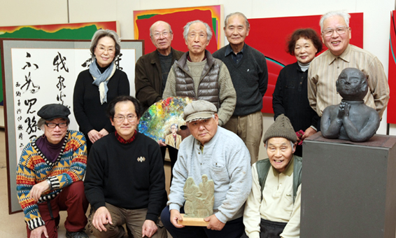 ハーモニーホール展示室で作品展を開催中の「群象の会」のみなさん