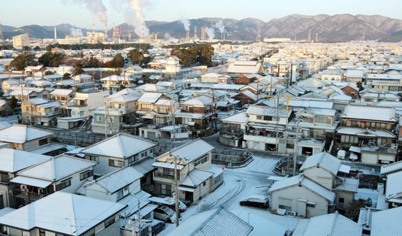 町並みがうっすらと雪化粧した赤穂城下