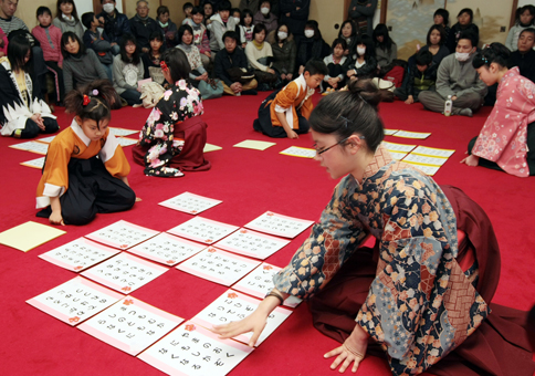 和装の子どもたちが札を取り合った百人一首かるた祭