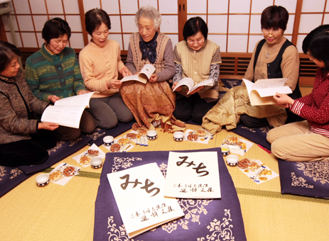 追悼文集を手に亡き三木三千三さんを偲ぶ「あこうセルフの会」のみなさん
