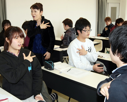 聴覚障害者とのコミュニケーション手段を学んだ手話講座