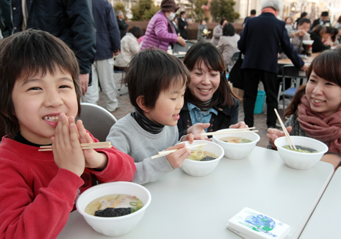 被災地の復興を願いながら「3・11絆ラーメン」を味わった震災2年の追悼行事