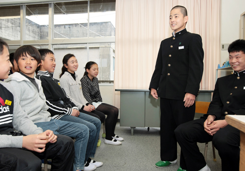 先輩の声に耳を傾ける御崎小の6年生児童