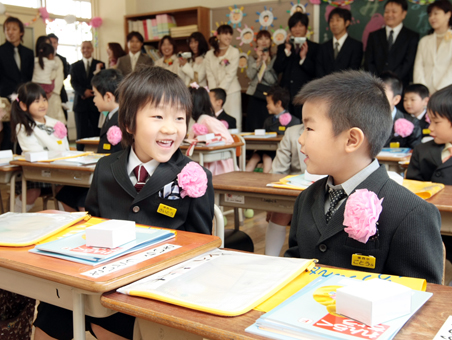 入学式の緊張が解けて笑顔の新1年生