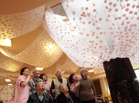 利用者と職員による「手づくり桜の木」。今週いっぱい飾られる予定=はくほう会デイサービスセンター