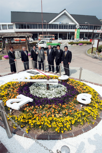 駅前ロータリーの西寄りに移転した花時計