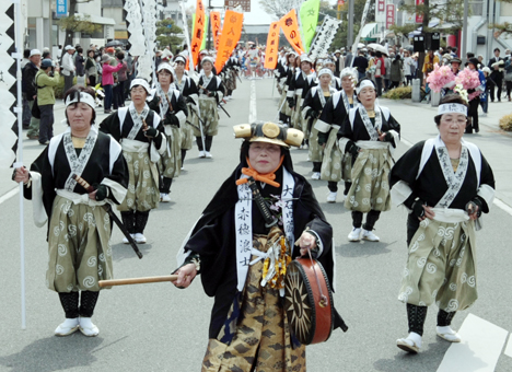 勇壮華麗に練り歩いた「女人義士行列」