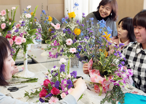 2年半ぶりの作品展へ向けてアレンジを練習する「フラワーサークル千」のみなさん