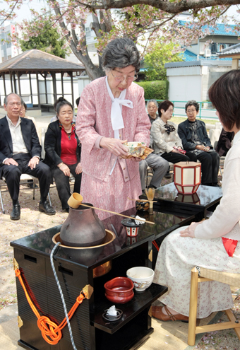 感謝の茶会を開いた山本寿栄さん
