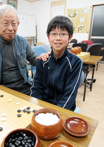 プロ棋士の卵「院生」に昇格し、黒田紀典会長から励まされる田中康湧君