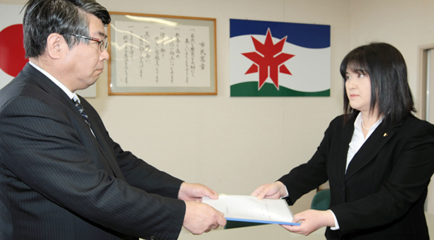 第三者委員会の浅野良一委員長から第二次提言書を受け取る山本千代教育委員長