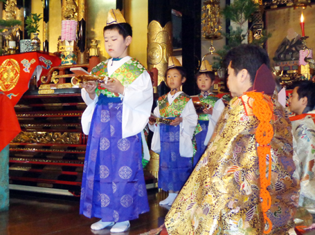 稚児行列で祝った大圓寺の奉告法要
