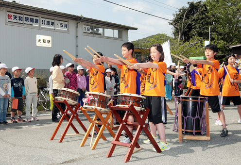 地元児童の和太鼓演奏で祝ったJR天和駅の開業50周年