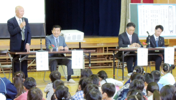 卒業生の話で学校の歴史を振り返った高雄小140周年記念シンポジウム