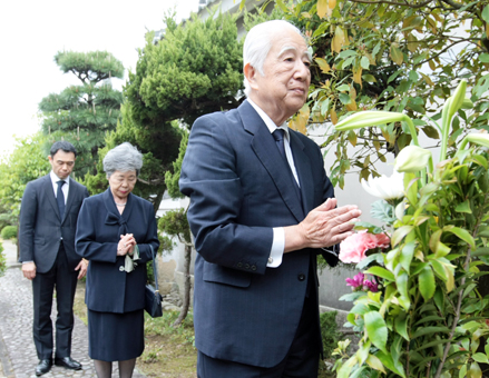 花岳寺の森家墓所を参拝した同家15代当主、森可展さん