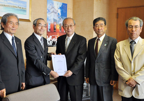 豆田正明市長へ地区計画の策定を要望した「尾崎のまちを考える会」=市秘書広報係提供
