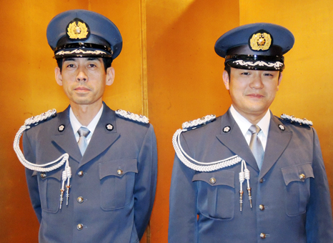 優良警察官表彰を受けた三宅明巡査長(左)と丸尾治樹巡査長