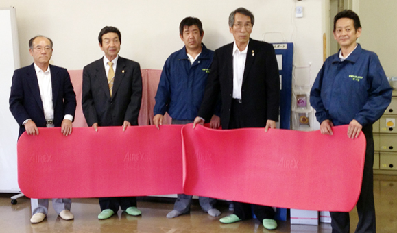 あしたば園へ訓練補助マットを寄贈した赤穂ライオンズクラブのメンバー
