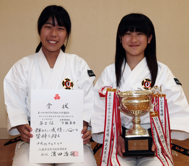 県高校総体の女子単独演武で上位を独占した長崎ひな選手(右)と下脇真歩選手