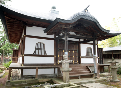 赤穂藩森家が嘉永5年に修理した本源寺の御霊屋。本堂、中門などとともに国重要文化財の指定が確実となっている