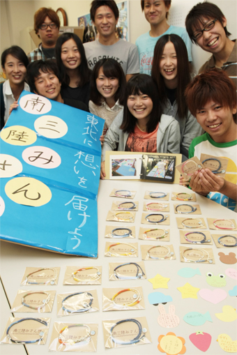 被災者支援のミサンガ購入を呼び掛ける「KUSW〜絆〜」のみなさん