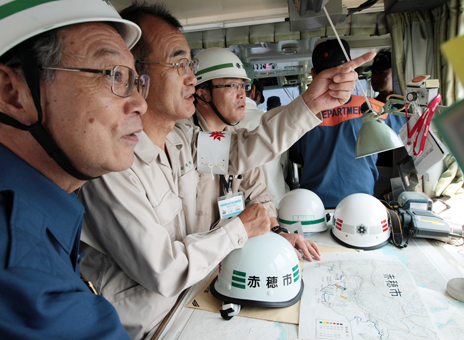 姫路海上保安部の巡視艇「ぬのびき」の艦橋から沿岸を視察する豆田正明市長ら市幹部